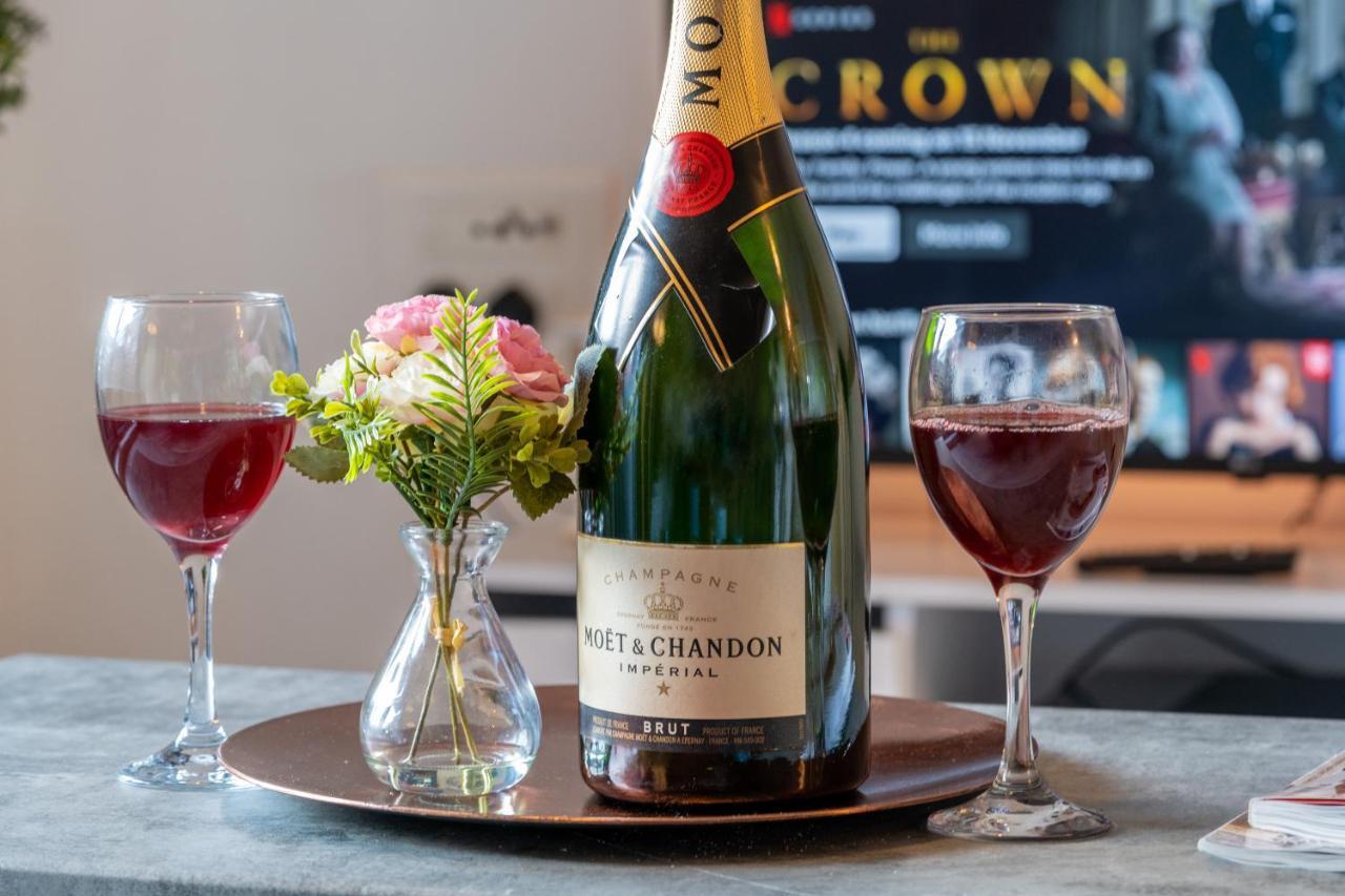 Caliber Stays Birmingham Bliss - Medusa Suite Apartments - Central 2-Bed Retreat - City Attractions, Sleeps 4, Free Netflix, Nearby Parking & Close Proximity - Bullring, Grand Central, The Cube - 5 Minutes Walk Extérieur photo