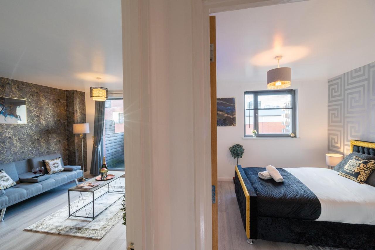 Caliber Stays Birmingham Bliss - Medusa Suite Apartments - Central 2-Bed Retreat - City Attractions, Sleeps 4, Free Netflix, Nearby Parking & Close Proximity - Bullring, Grand Central, The Cube - 5 Minutes Walk Extérieur photo