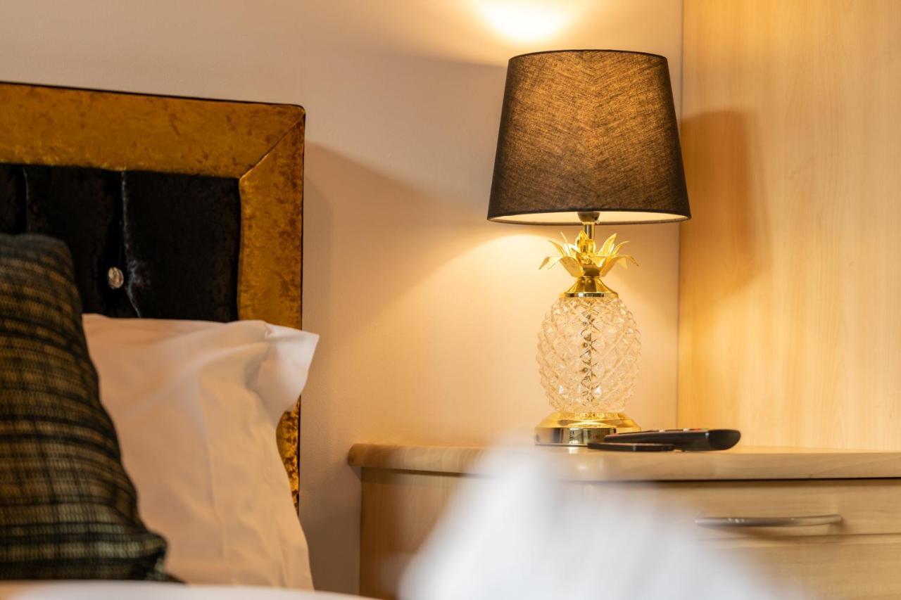 Caliber Stays Birmingham Bliss - Medusa Suite Apartments - Central 2-Bed Retreat - City Attractions, Sleeps 4, Free Netflix, Nearby Parking & Close Proximity - Bullring, Grand Central, The Cube - 5 Minutes Walk Extérieur photo
