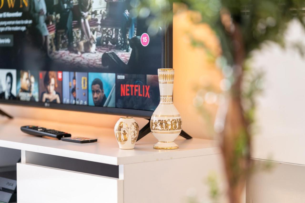 Caliber Stays Birmingham Bliss - Medusa Suite Apartments - Central 2-Bed Retreat - City Attractions, Sleeps 4, Free Netflix, Nearby Parking & Close Proximity - Bullring, Grand Central, The Cube - 5 Minutes Walk Extérieur photo